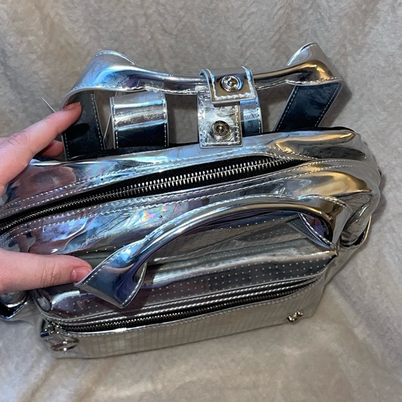 🌟ValentinesDaySale🌟Disney Visa Cardmember Exclusive Silver Pin Trade Backpack - Picture 6 of 7